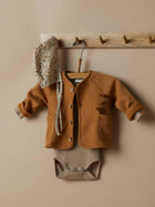 Lil Atelier ISAK Slim body, orgaanilisest puuvillast, chipmunk