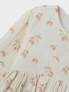 Lil' Atelier musliinkangast BIBA kleit, turtledove/strawberry
