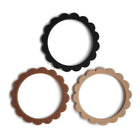 Mushie silikoonist närimisrõngas Flower 3tk- Black/Natural/Caramel