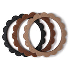 Mushie silikoonist närimisrõngas Flower 3tk- Black/Natural/Caramel