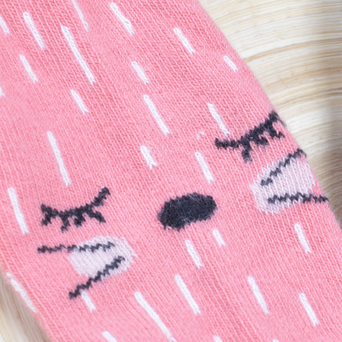 Meltoni sukkpüksid Kiisuga, roosa Meltoni sukkpüksid Kiisuga, roosa Lasteriided - HellyK - Kvaliteetsed lasteriided, villariided, barefoot jalatsid