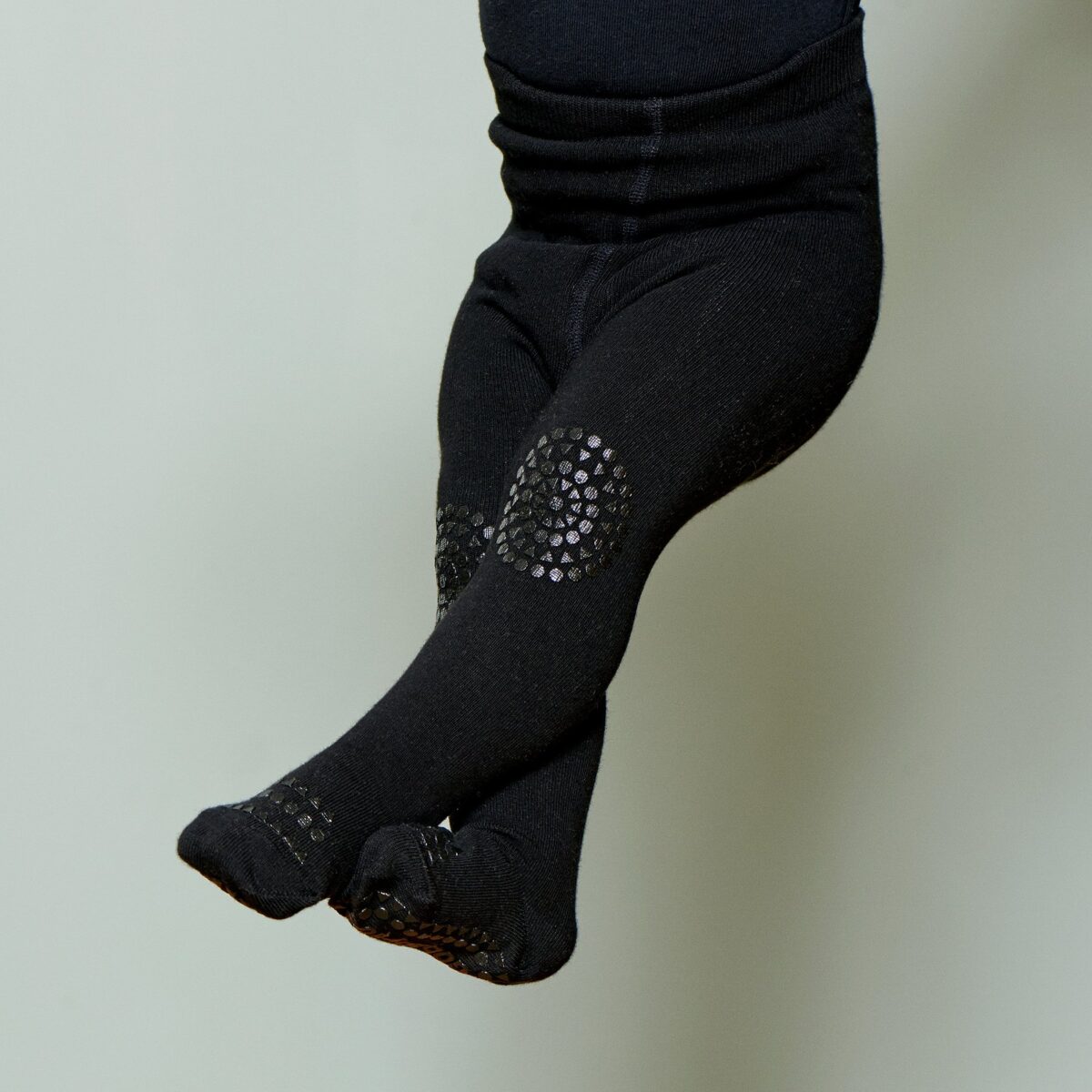 GoBabyGo libisemiskindlad sukkpüksid, Black Lasteriided - HellyK - Kvaliteetsed lasteriided, villariided, barefoot jalatsid