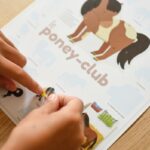 poppik-poster-stickers-affiche-jeu-educatif-chevaux-poney-club-enfants-5-1