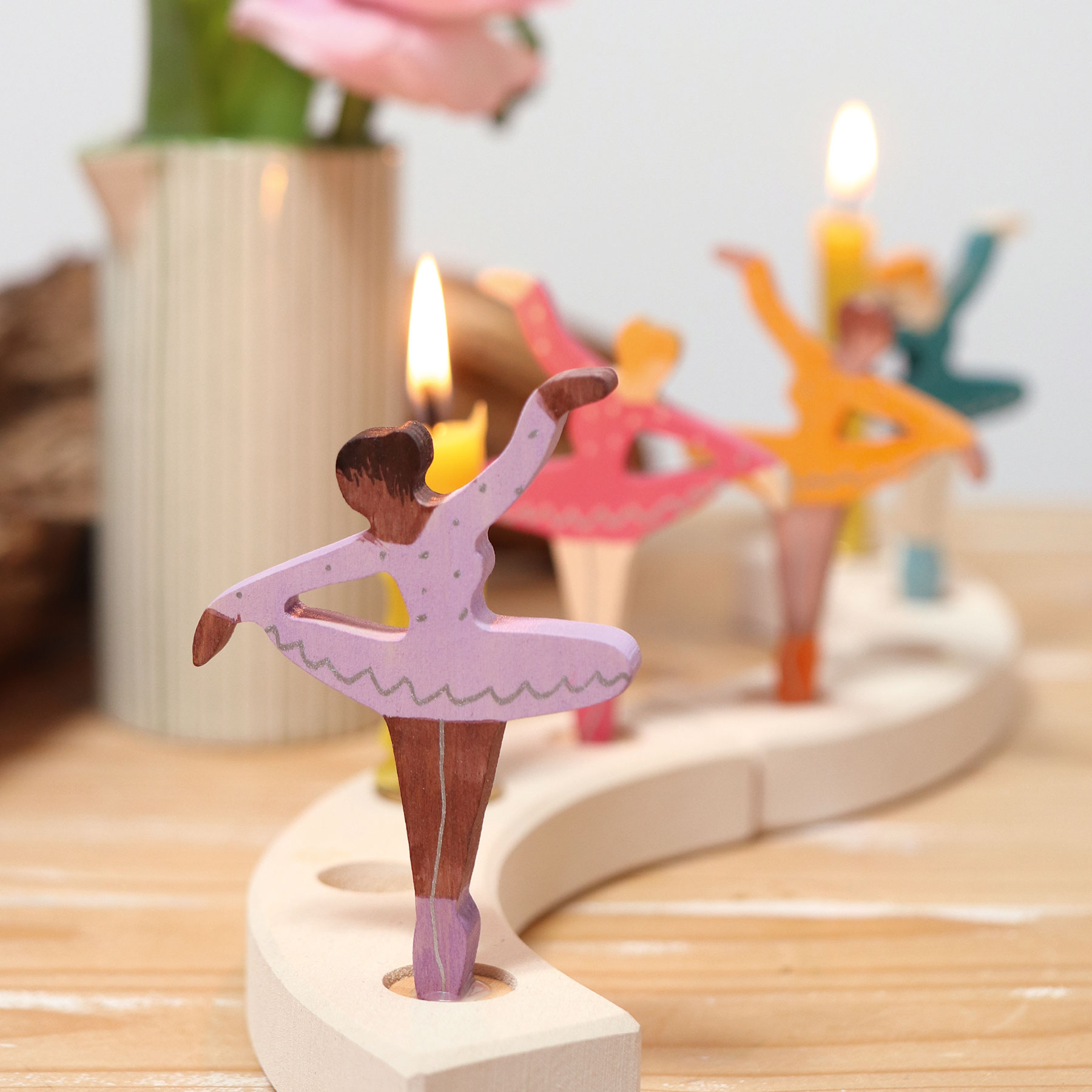 Grimm´s dekoratiivfiguur “Baleriin Lavendel” Grimm's puidust mänguasjad - HellyK - Kvaliteetsed lasteriided, villariided, barefoot jalatsid