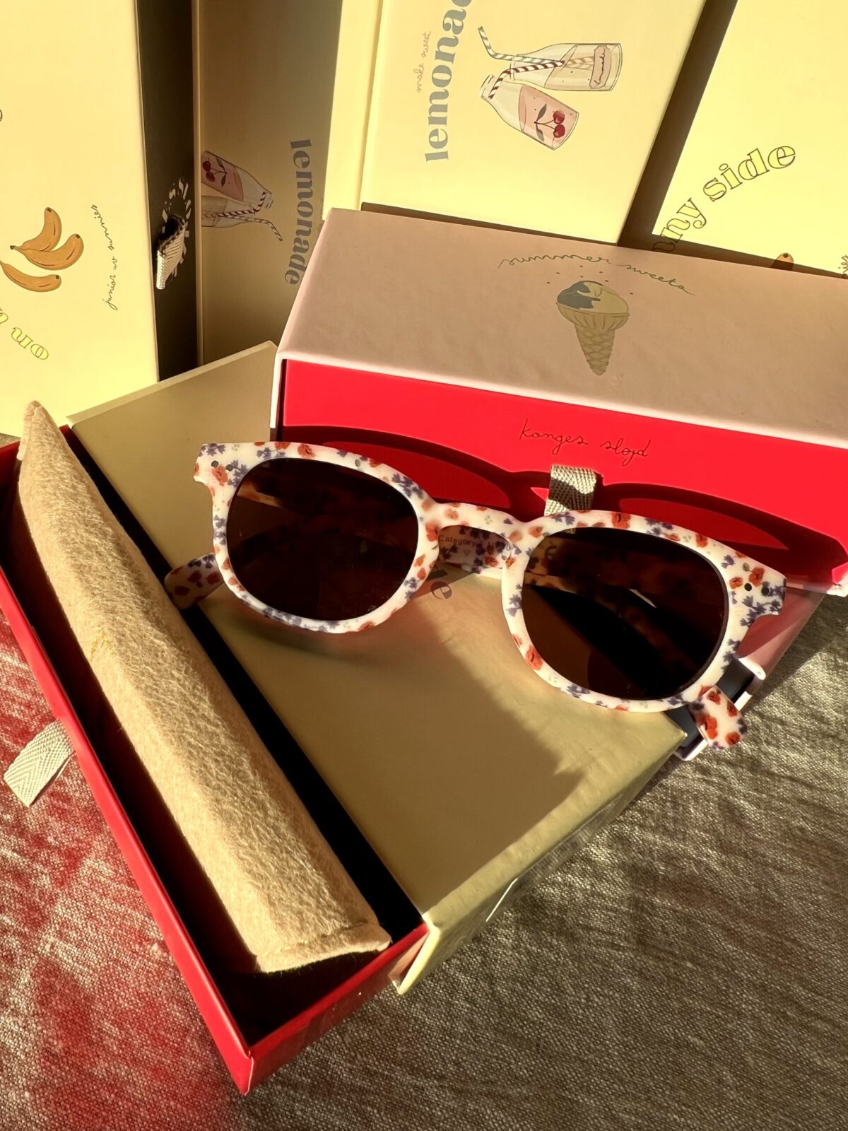 Konges Sløjd Junior Sunglasses, Poppy Lasteriided - HellyK - Kvaliteetsed lasteriided, villariided, barefoot jalatsid