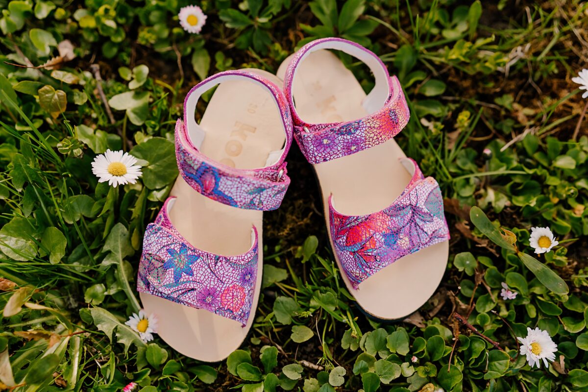 Koel4Kids Ashley, Fuchsia Flowers Laste barefoot jalatsid - HellyK - Kvaliteetsed lasteriided, villariided, barefoot jalatsid