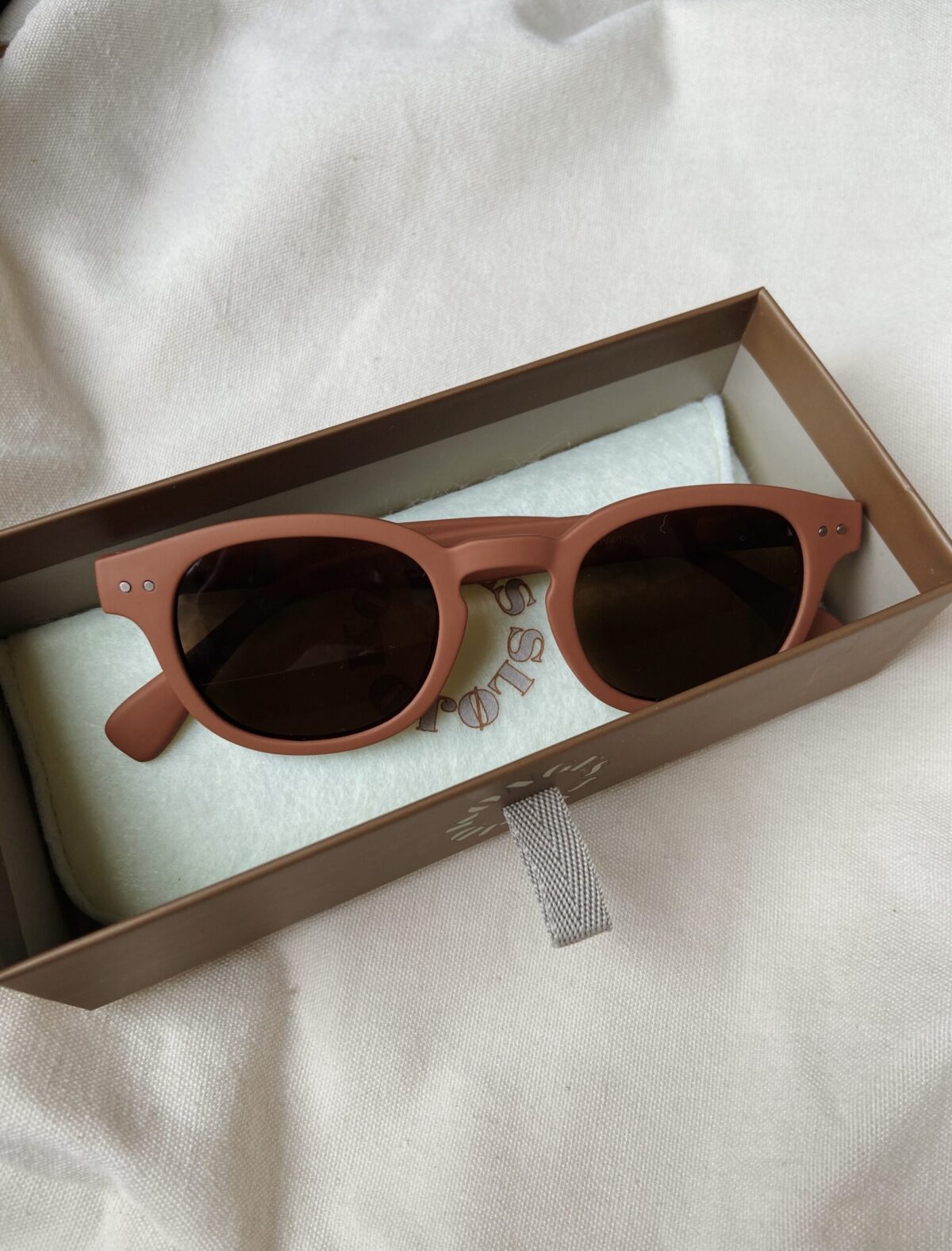 Konges Sløjd Junior Sunglasses, Amber Lasteriided - HellyK - Kvaliteetsed lasteriided, villariided, barefoot jalatsid