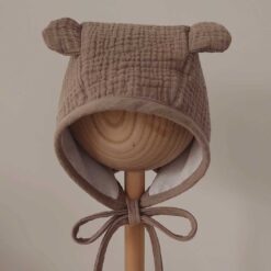 MiniMilla Beige Bear musliinkangast beebimüts Beebimütsid - HellyK - Kvaliteetsed lasteriided, villariided, barefoot jalatsid