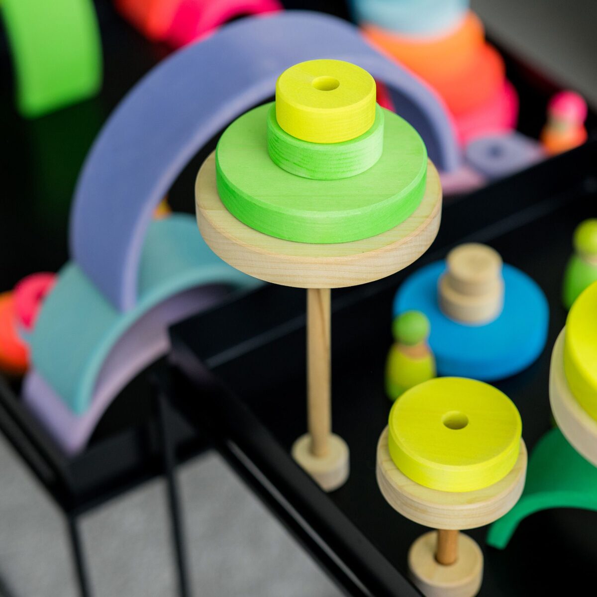 Grimm´s Kooniline Torn Neoonroheline Grimm's puidust mänguasjad - HellyK - Kvaliteetsed lasteriided, villariided, barefoot jalatsid