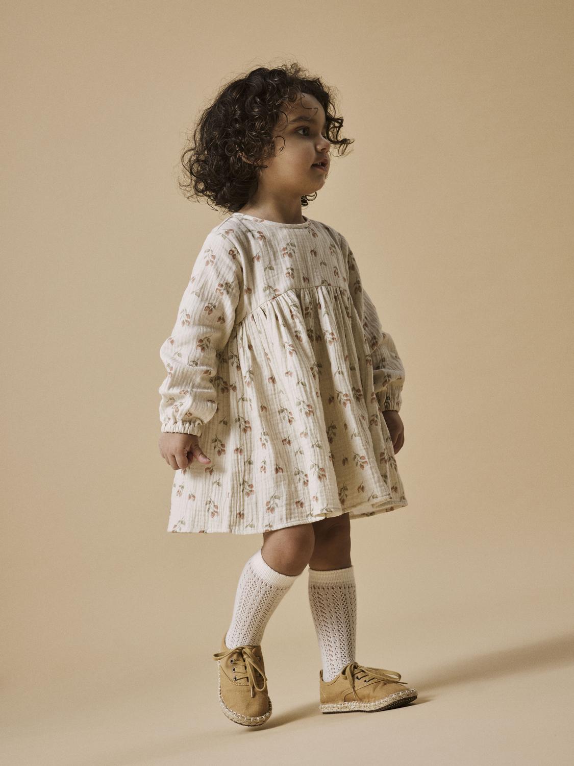 Lil’ Atelier musliinkangast BIBA kleit, Turtledove/Strawberry Kleidid/seelikud - HellyK - Kvaliteetsed lasteriided, villariided, barefoot jalatsid