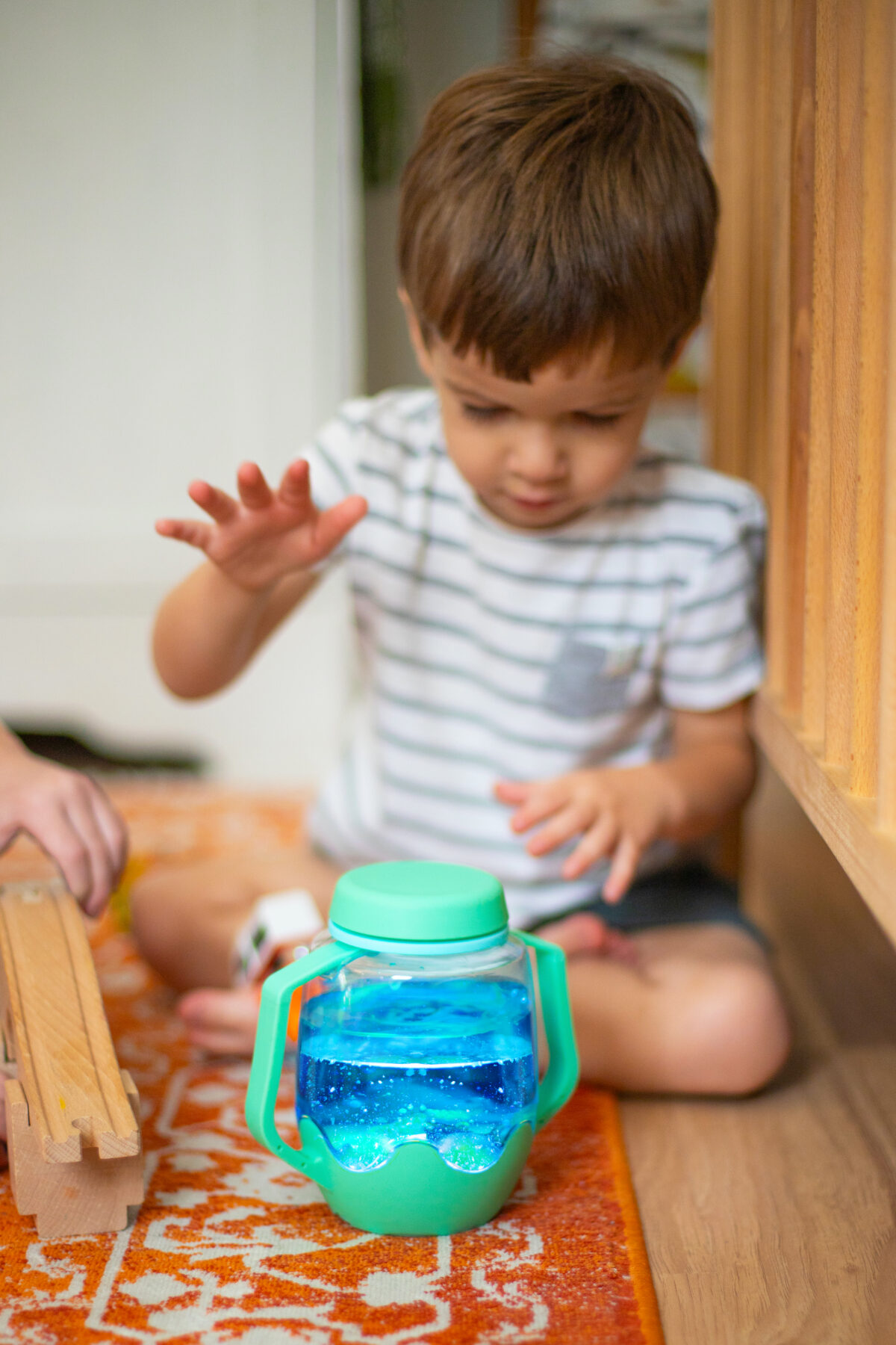 Glo Pals Sensory Jar, värviline valguspurk – Teal Green Glo Pals helendavad valguskuubikud - HellyK - Kvaliteetsed lasteriided, villariided, barefoot jalatsid