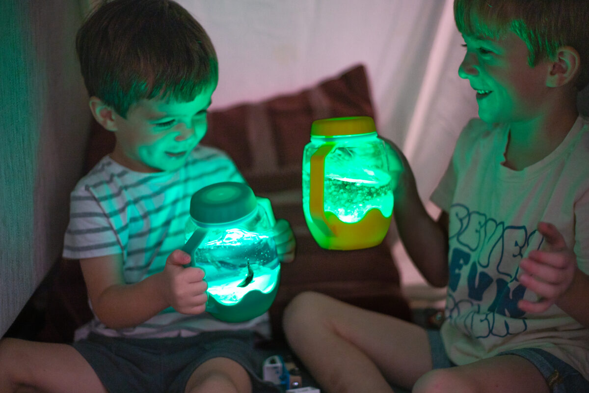 Glo Pals Sensory Jar, värviline valguspurk – Teal Green Glo Pals helendavad valguskuubikud - HellyK - Kvaliteetsed lasteriided, villariided, barefoot jalatsid