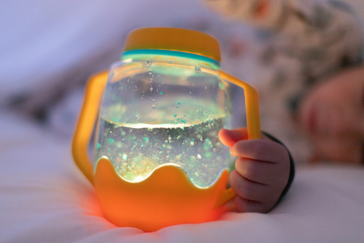 Glo Pals Sensory Jar, värviline valguspurk – Orange Glo Pals helendavad valguskuubikud - HellyK - Kvaliteetsed lasteriided, villariided, barefoot jalatsid