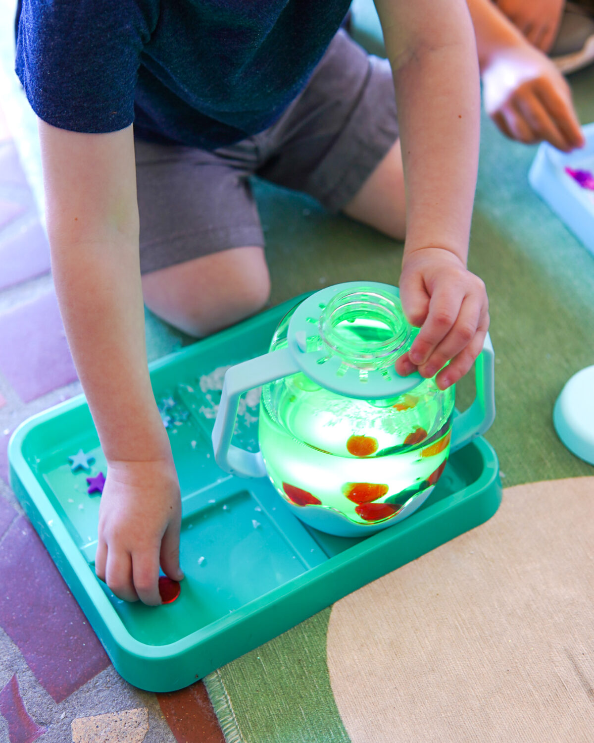 Glo Pals Sensory Jar, värviline valguspurk – Teal Green Glo Pals helendavad valguskuubikud - HellyK - Kvaliteetsed lasteriided, villariided, barefoot jalatsid