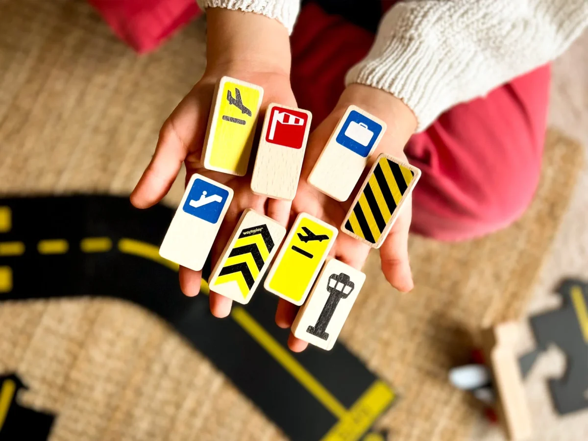 Waytoplay Roadblocks – Airport Signs Mänguasjad - HellyK - Kvaliteetsed lasteriided, villariided, barefoot jalatsid