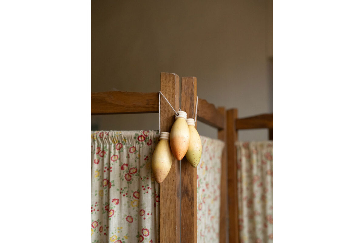 Grapat Ornaments – N. 4 Glow Lamps Grapat Ornaments – N. 4 Glow Lamps Grapat puidust mänguasjad - HellyK - Kvaliteetsed lasteriided, villariided, barefoot jalatsid