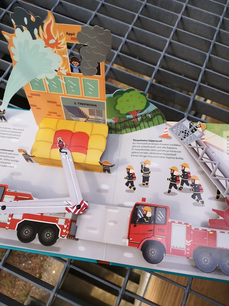 Väikese autofänni raamat. Erisõidukid Mänguasjad - HellyK - Kvaliteetsed lasteriided, villariided, barefoot jalatsid