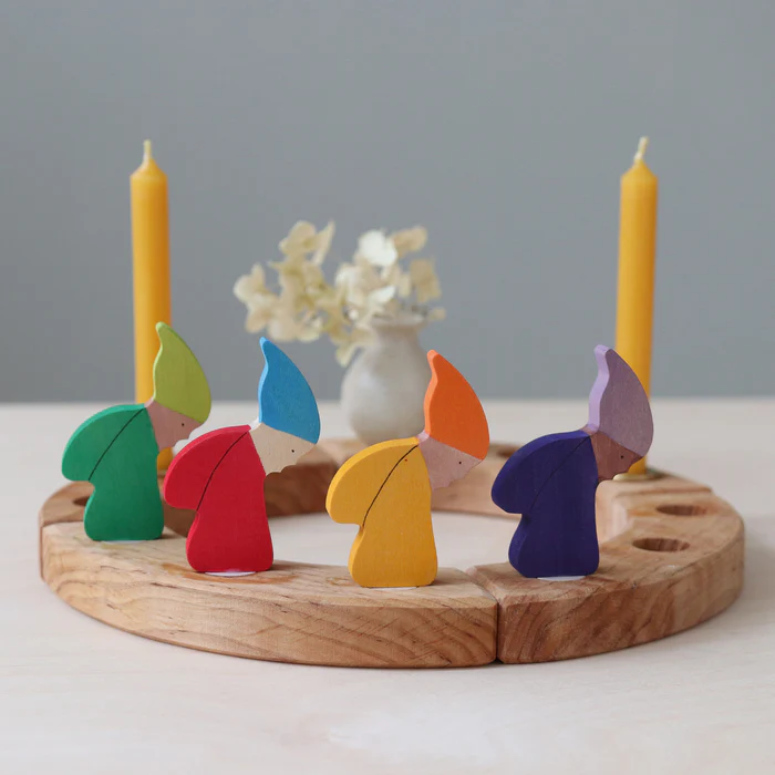 Grimm´s dekoratiivfiguur “Talvepäkapikk” Grimm's puidust mänguasjad - HellyK - Kvaliteetsed lasteriided, villariided, barefoot jalatsid