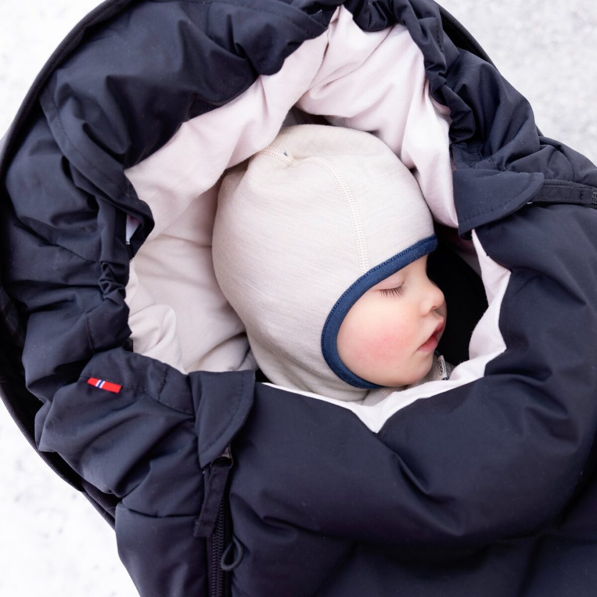 Voksi soojakott Explorer Black Solid Kodumaailm ja muud tarvikud - HellyK - Kvaliteetsed lasteriided, villariided, barefoot jalatsid