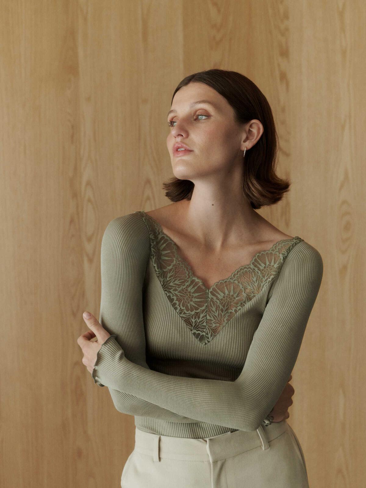 Rosemunde Beatha pitsiga siidist pluus, laurel oak Naistele - HellyK - Kvaliteetsed lasteriided, villariided, barefoot jalatsid