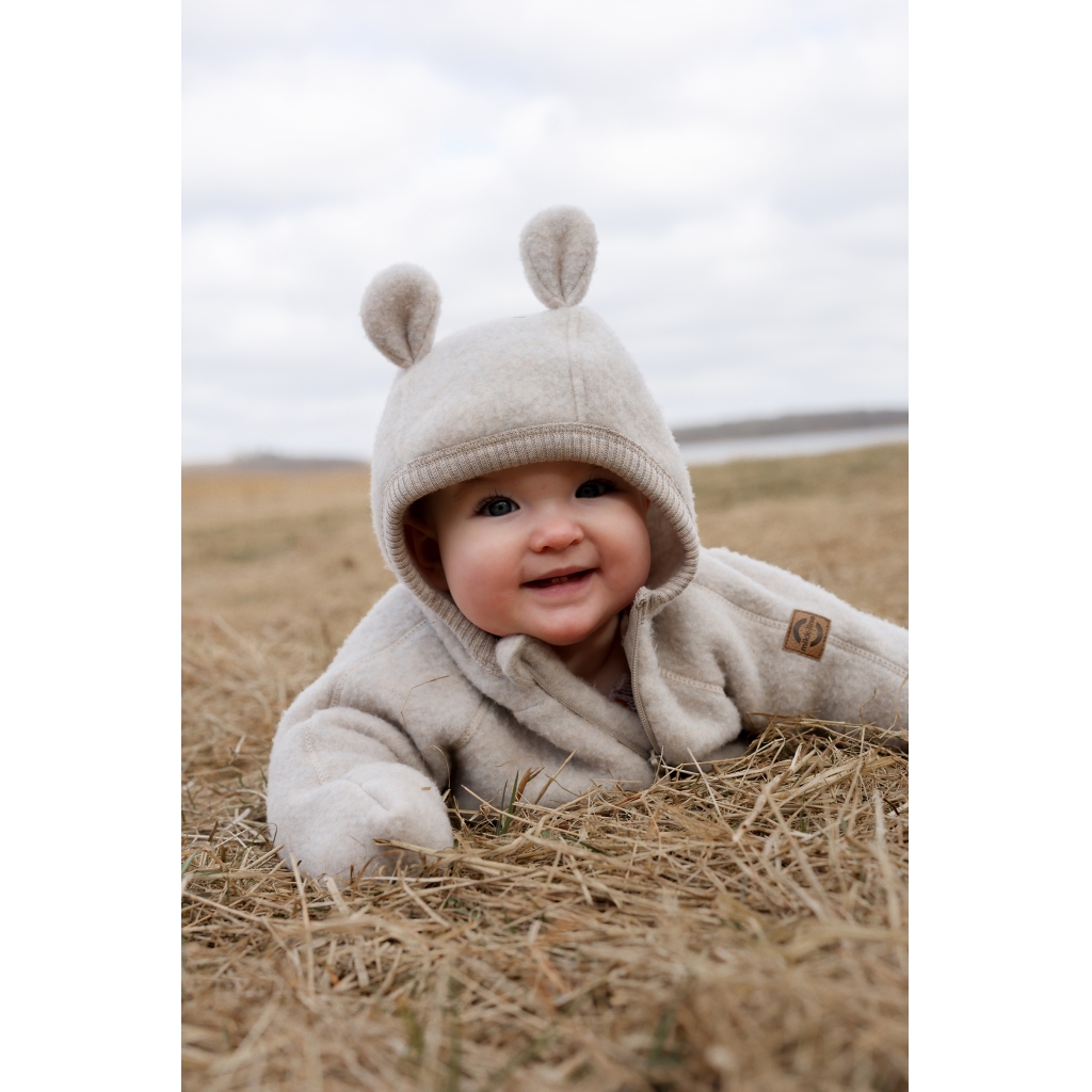 Mikk-Line meriinofliisist kombe kapuutsi ja kõrvadega, melange offwhite Mikk-Line - HellyK - Kvaliteetsed lasteriided, villariided, barefoot jalatsid