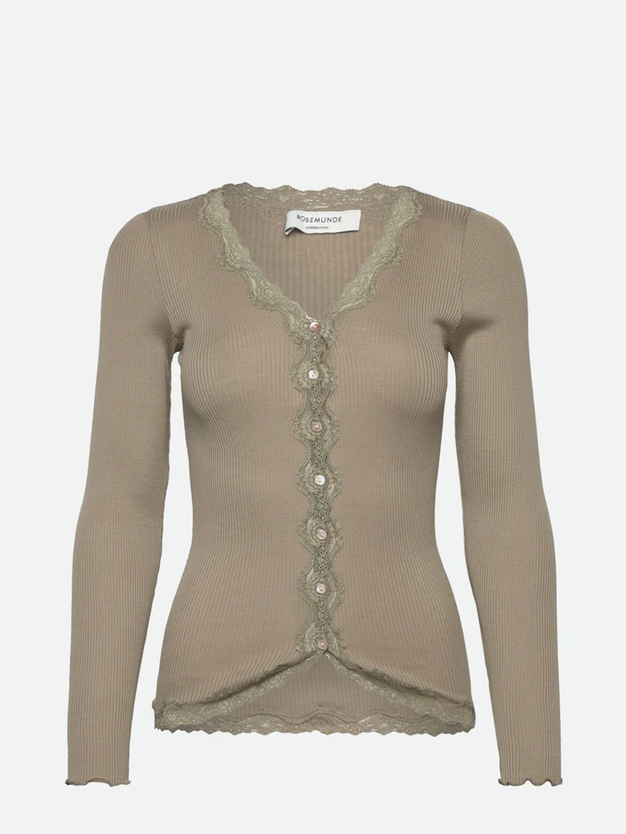 Rosemunde Babette pitsiga siidikardigan, laurel oak Rosemunde Babette pitsiga siidikardigan, laurel oak Naistele - HellyK - Kvaliteetsed lasteriided, villariided, barefoot jalatsid