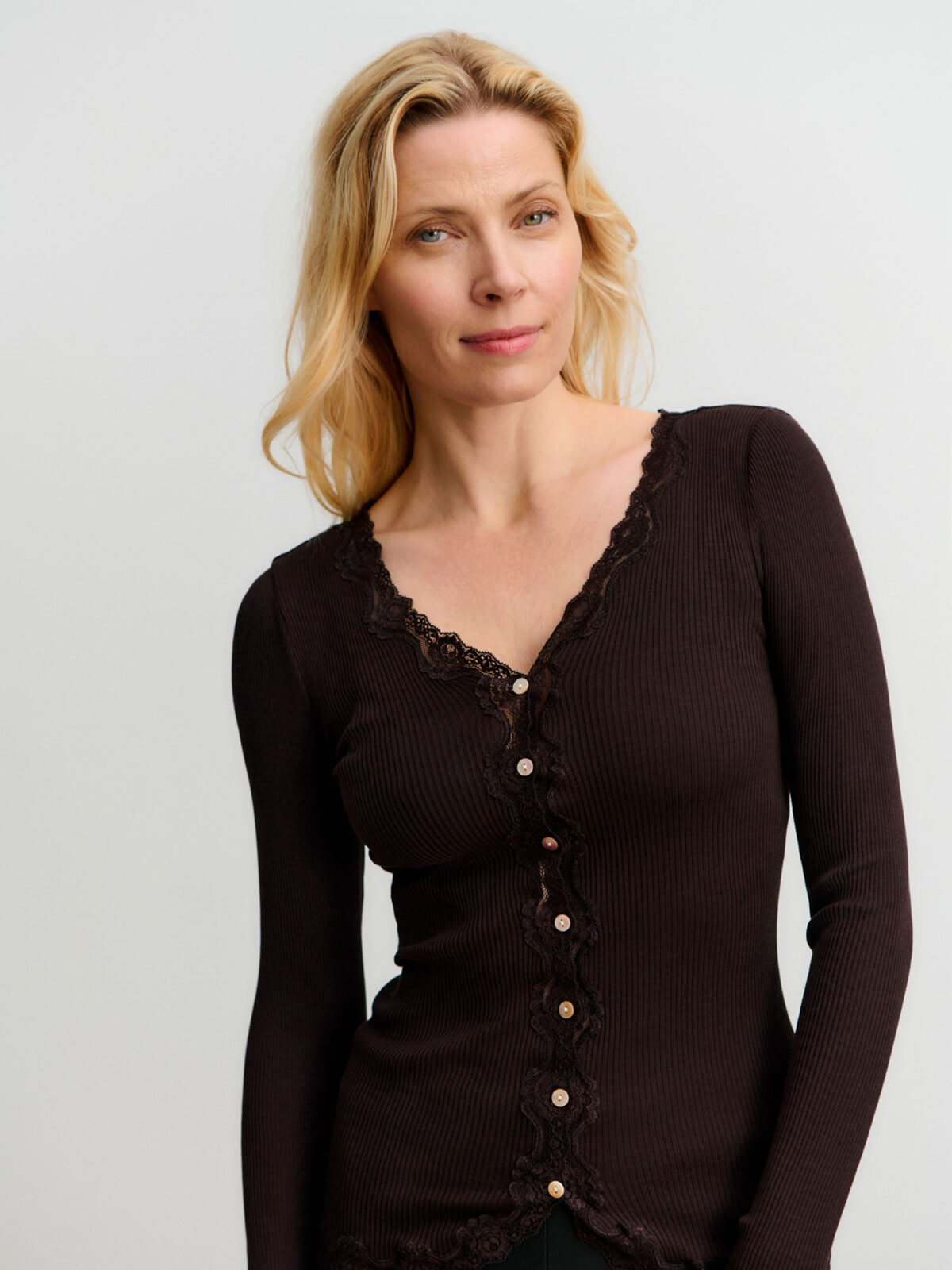 Rosemunde Babette pitsiga siidikardigan, ganache Naistele - HellyK - Kvaliteetsed lasteriided, villariided, barefoot jalatsid