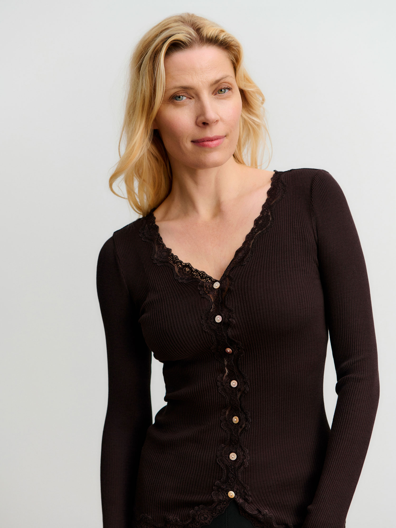 Rosemunde Babette pitsiga siidikardigan, ganache Rosemunde Babette pitsiga siidikardigan, ganache Naistele - HellyK - Kvaliteetsed lasteriided, villariided, barefoot jalatsid