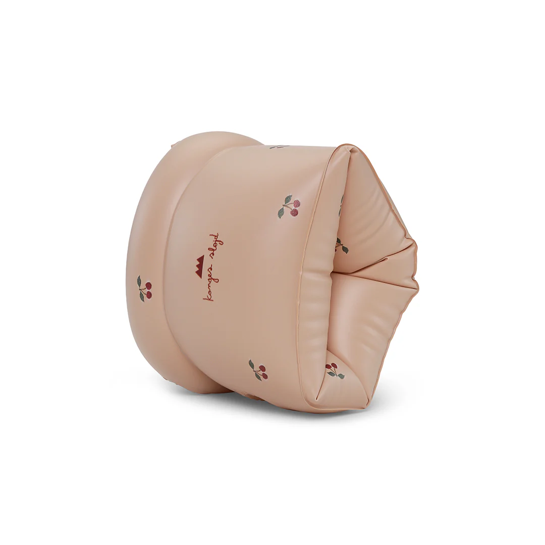 Konges Slojd ujumiskätised – Roll Up Wings, Cherry Konges Slojd ujumiskätised – Roll Up Wings, Cherry Kodumaailm ja muud tarvikud - HellyK - Kvaliteetsed lasteriided, villariided, barefoot jalatsid