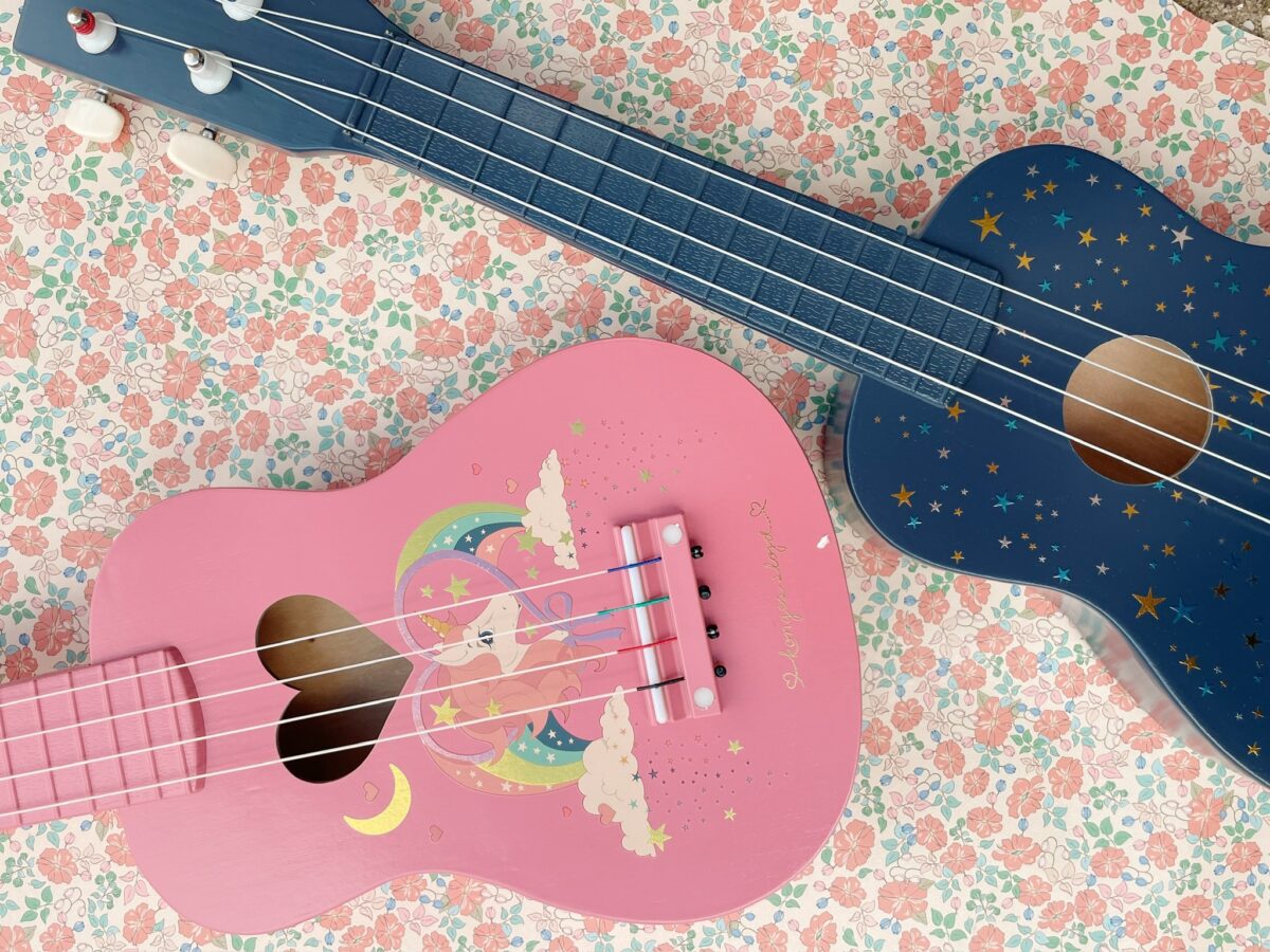 Konges Sløjd Ukulele Mänguasjad - HellyK - Kvaliteetsed lasteriided, villariided, barefoot jalatsid