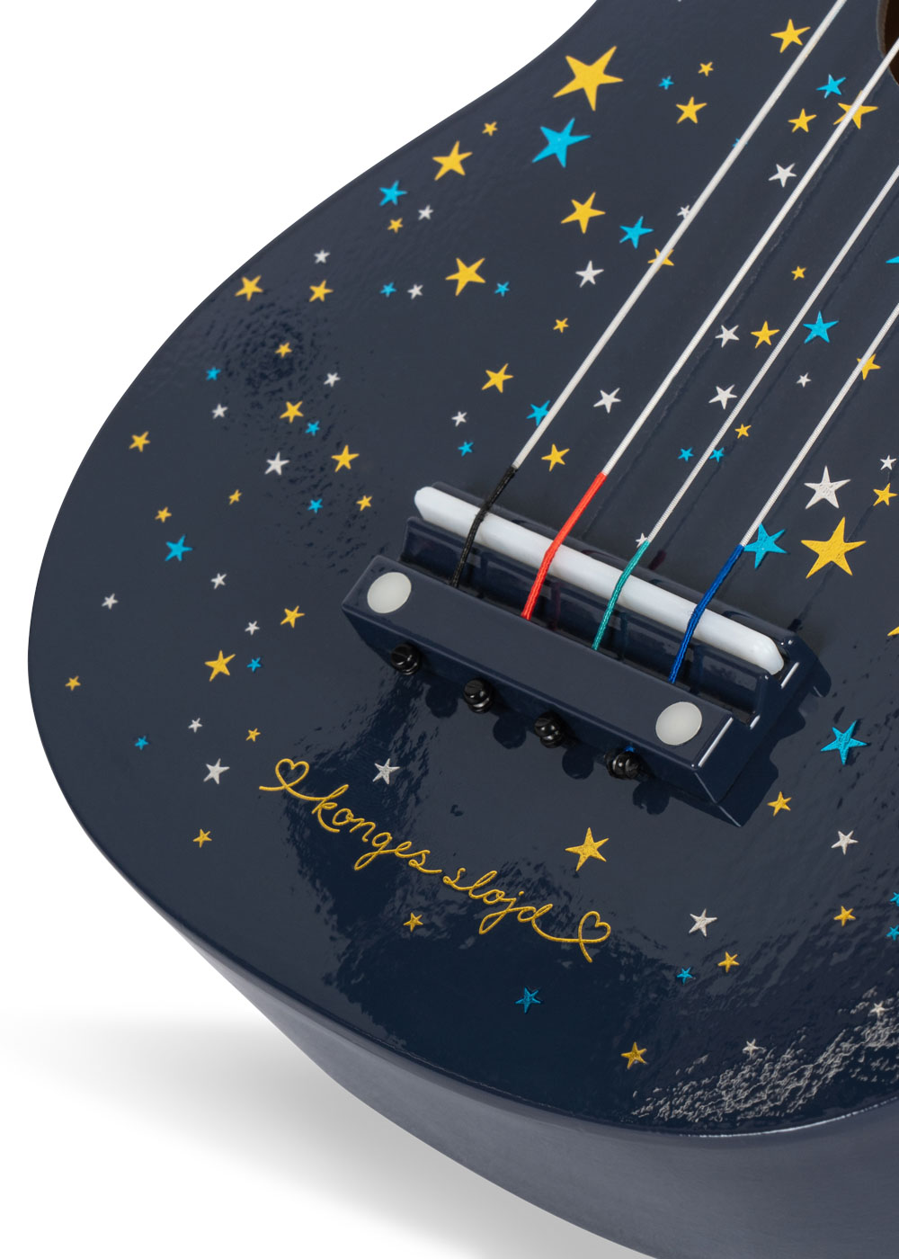 Konges Sløjd Ukulele Mänguasjad - HellyK - Kvaliteetsed lasteriided, villariided, barefoot jalatsid