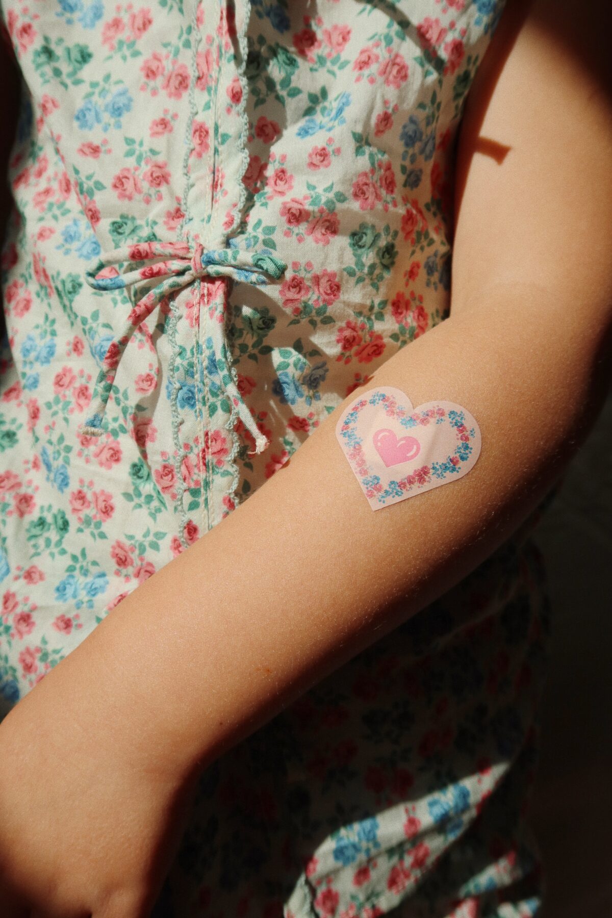 Konges Slojd “Kiss and comfort” plaastrid, pink mix Hooldusvahendid, kosmeetika ja aksessuaarid - HellyK - Kvaliteetsed lasteriided, villariided, barefoot jalatsid