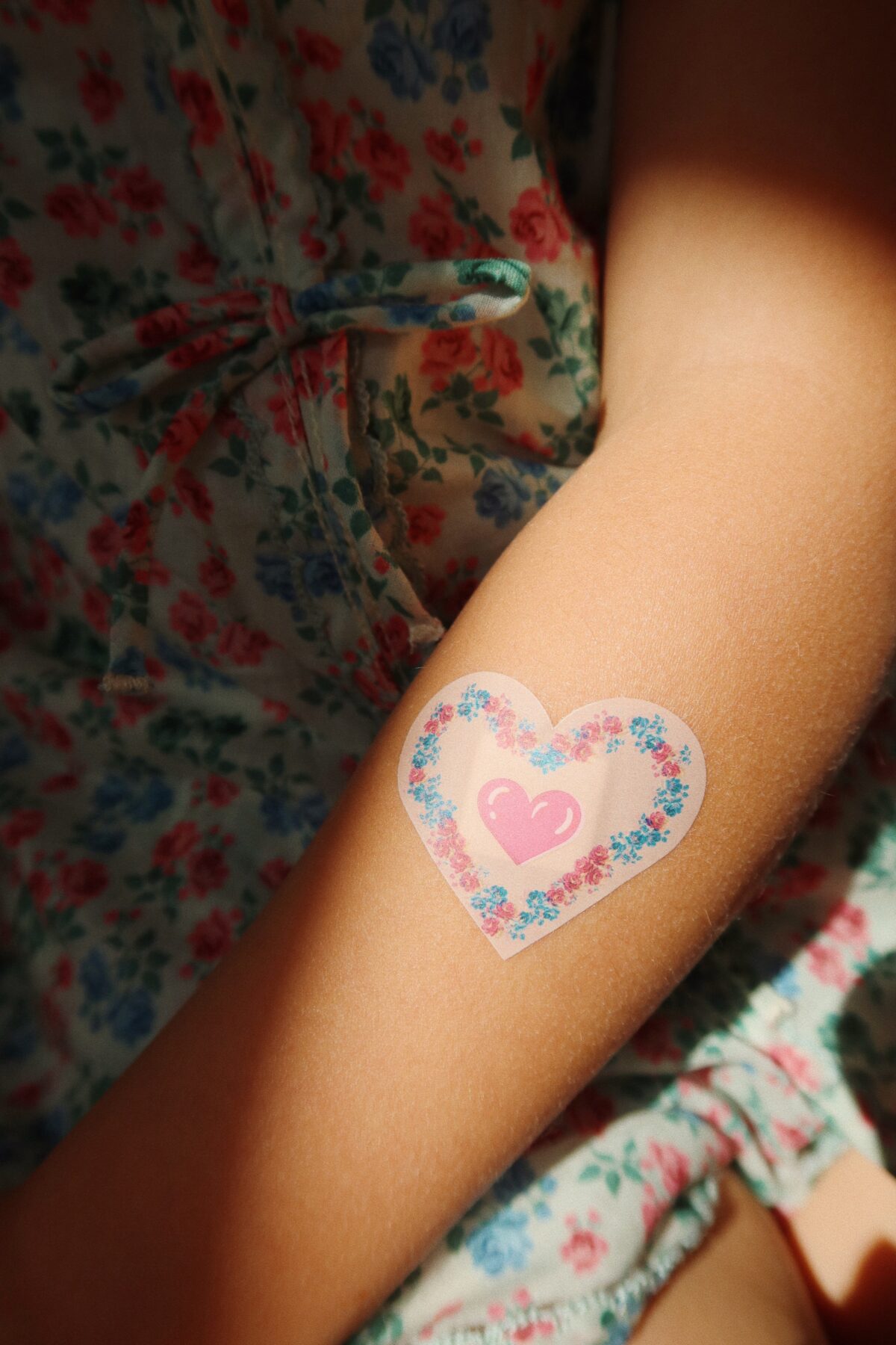 Konges Slojd “Kiss and comfort” plaastrid, pink mix Hooldusvahendid, kosmeetika ja aksessuaarid - HellyK - Kvaliteetsed lasteriided, villariided, barefoot jalatsid