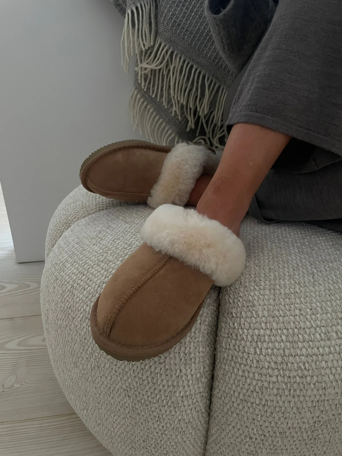 Rosemunde lambanahast sussid, taupe Hommikumantlid pidžaamad ja muud kodutarbed - HellyK - Kvaliteetsed lasteriided, villariided, barefoot jalatsid