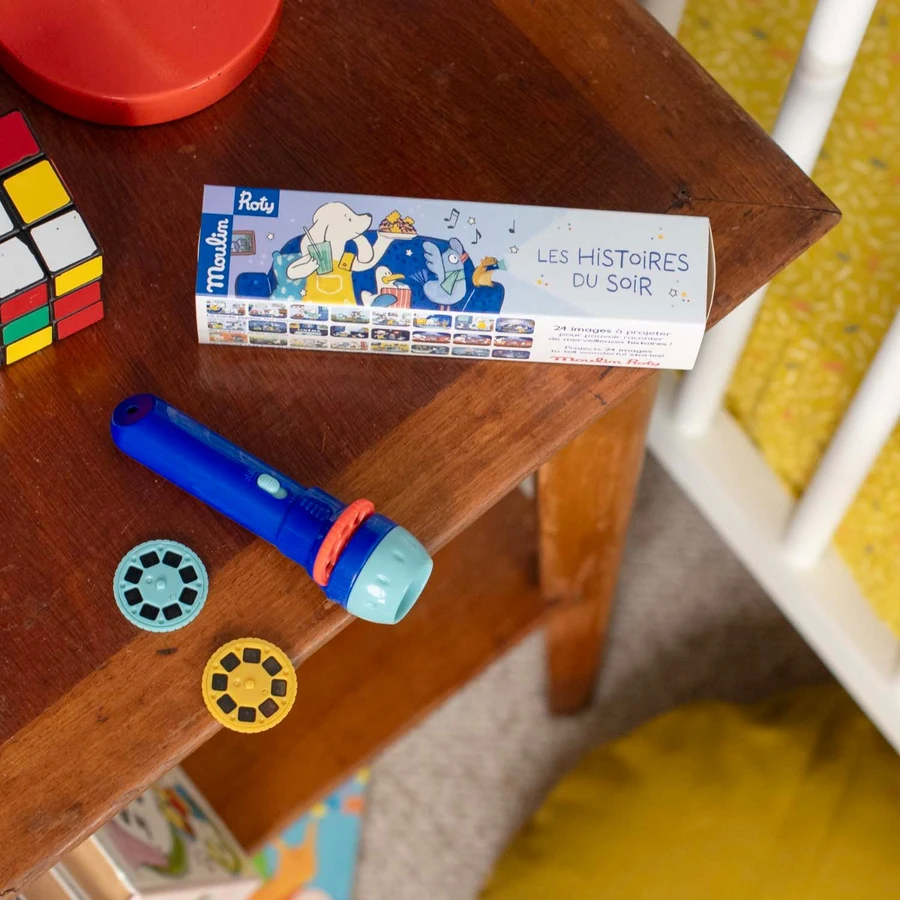 Moulin Roty Puce & Pilou lugude lamp Moulin Roty Puce & Pilou lugude lamp Lugude lambid/varjunukud - HellyK - Kvaliteetsed lasteriided, villariided, barefoot jalatsid