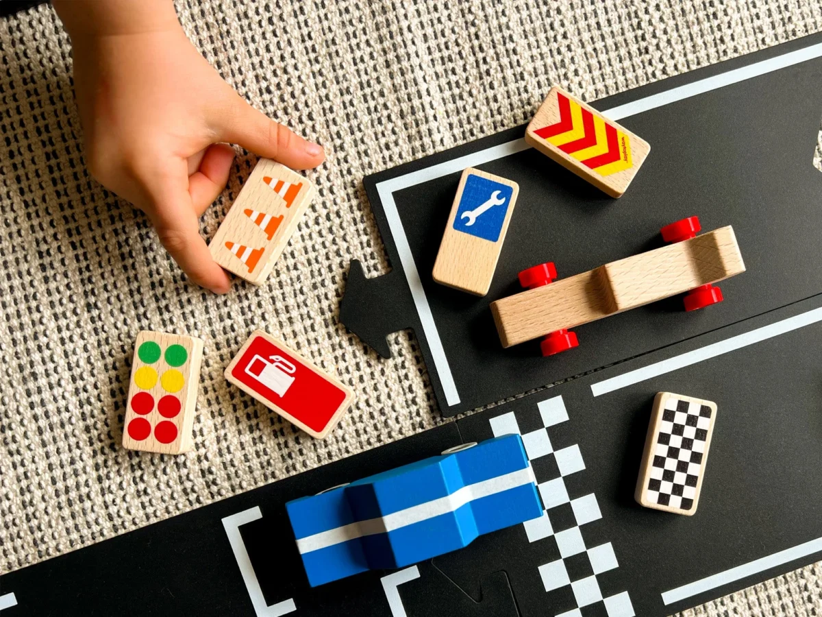 Waytoplay Roadblocks – Race Signs Waytoplay Roadblocks – Race Signs Mänguasjad - HellyK - Kvaliteetsed lasteriided, villariided, barefoot jalatsid