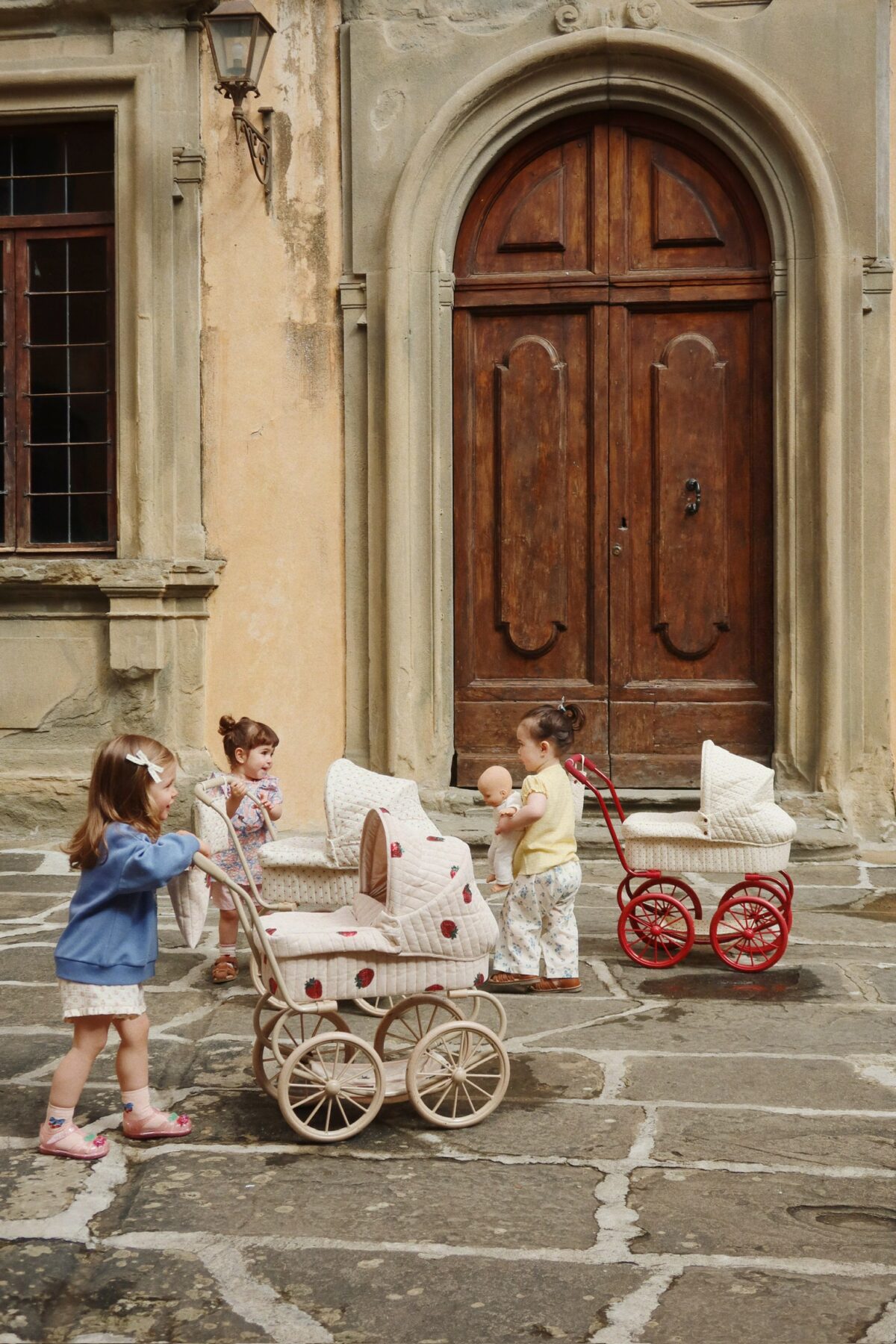 Konges Slojd Vintage stiilis nukuvanker Minnie, estate dot Konges Slojd Vintage stiilis nukuvanker Minnie, estate dot Mänguasjad - HellyK - Kvaliteetsed lasteriided, villariided, barefoot jalatsid