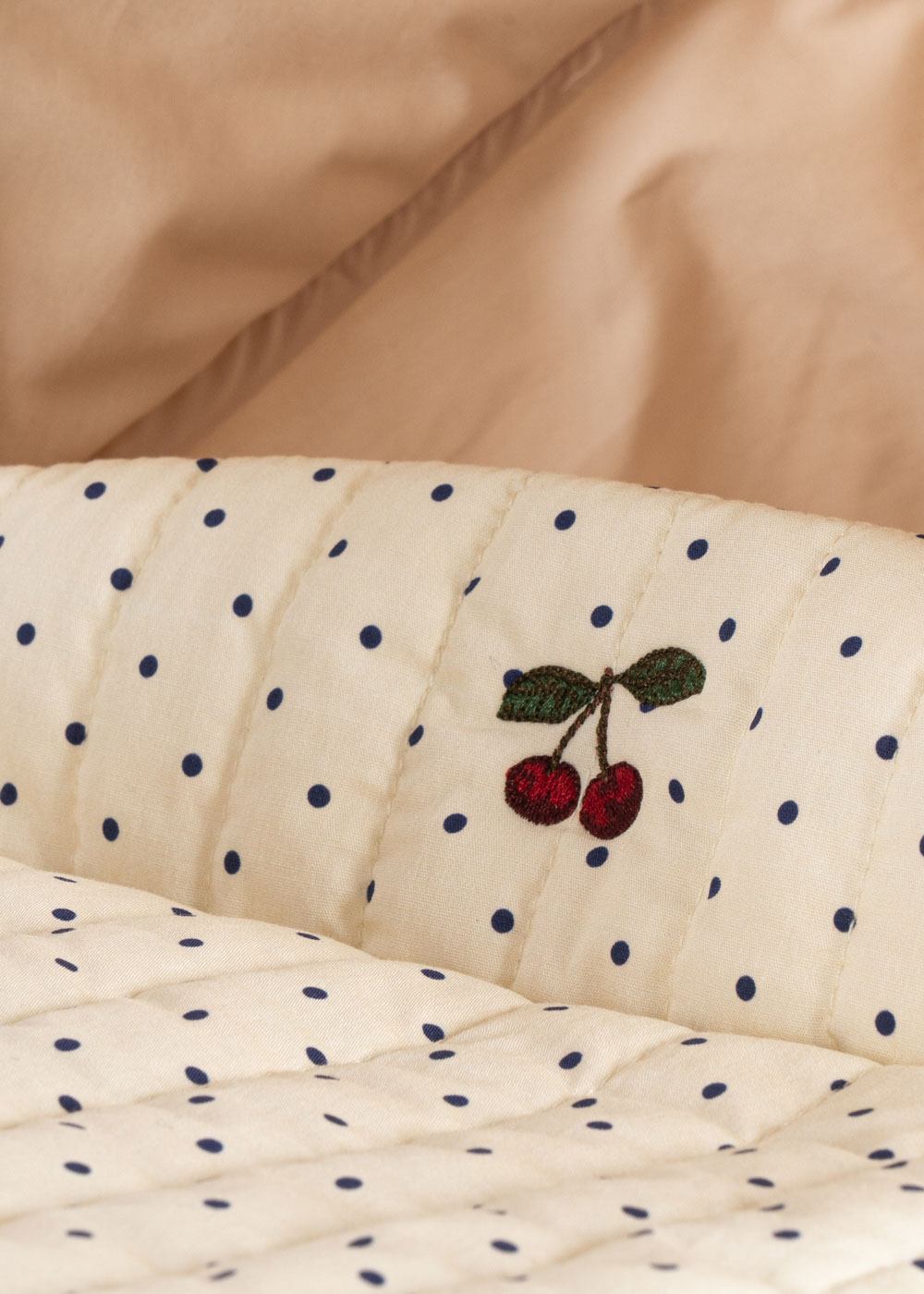 Konges Slojd Vintage stiilis nukuvanker Minnie, estate dot Konges Slojd Vintage stiilis nukuvanker Minnie, estate dot Mänguasjad - HellyK - Kvaliteetsed lasteriided, villariided, barefoot jalatsid