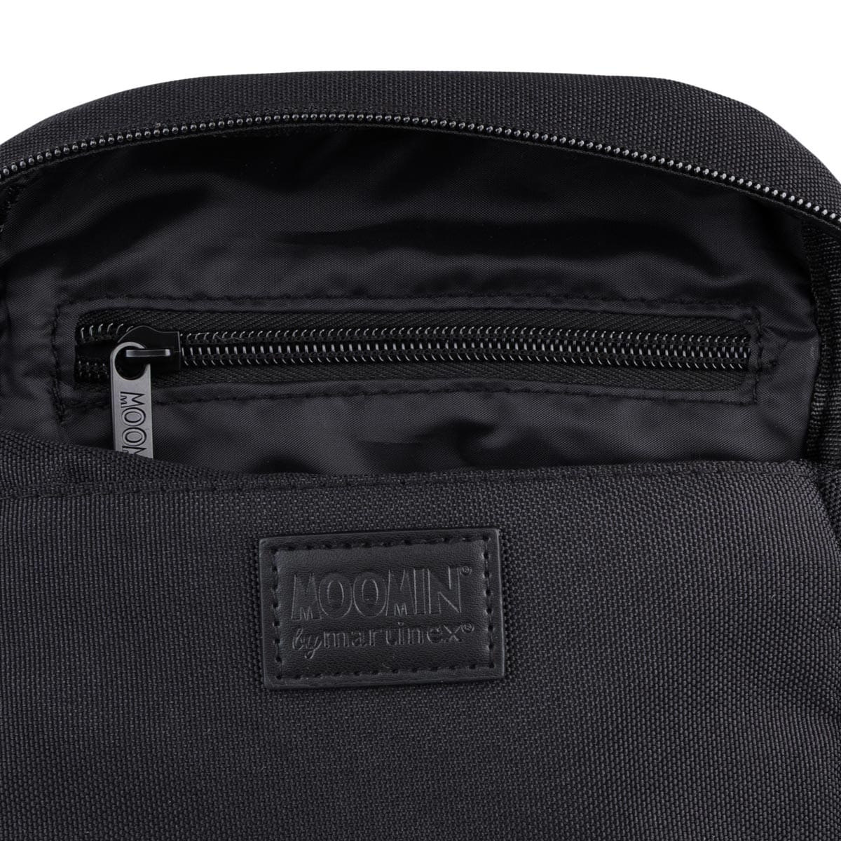 Moomin Vertti õlakott Haisuloom, black Mänguasjad - HellyK - Kvaliteetsed lasteriided, villariided, barefoot jalatsid