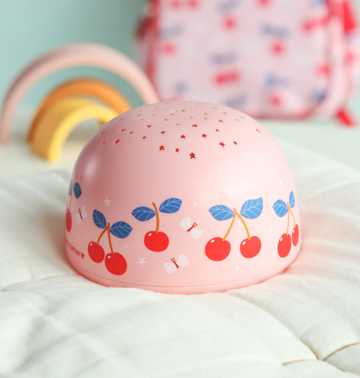 A Little Lovely Company projektor lamp, cherries A Little Lovely Company projektor lamp, cherries Lambid/öölambid/projektorid - HellyK - Kvaliteetsed lasteriided, villariided, barefoot jalatsid