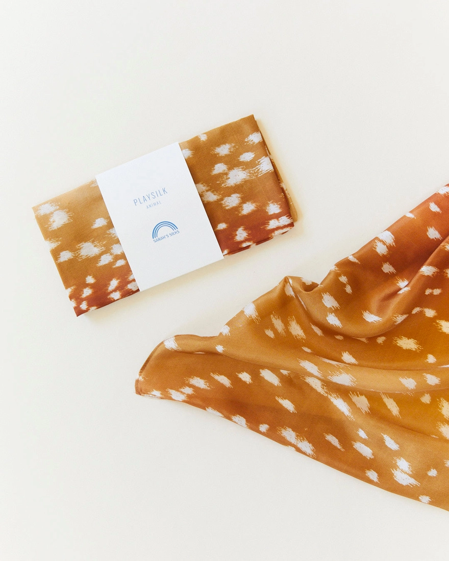 Sarah’s Silks mängusiid, hirvevasikas Mänguasjad - HellyK - Kvaliteetsed lasteriided, villariided, barefoot jalatsid