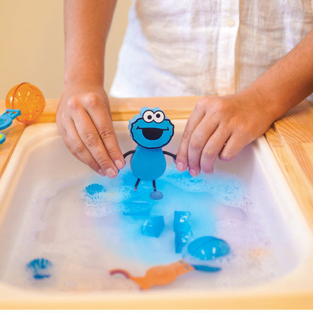 Glo Pals vannitegelane koos valguskuubikutega – Cookie Monster Glo Pals helendavad valguskuubikud - HellyK - Kvaliteetsed lasteriided, villariided, barefoot jalatsid