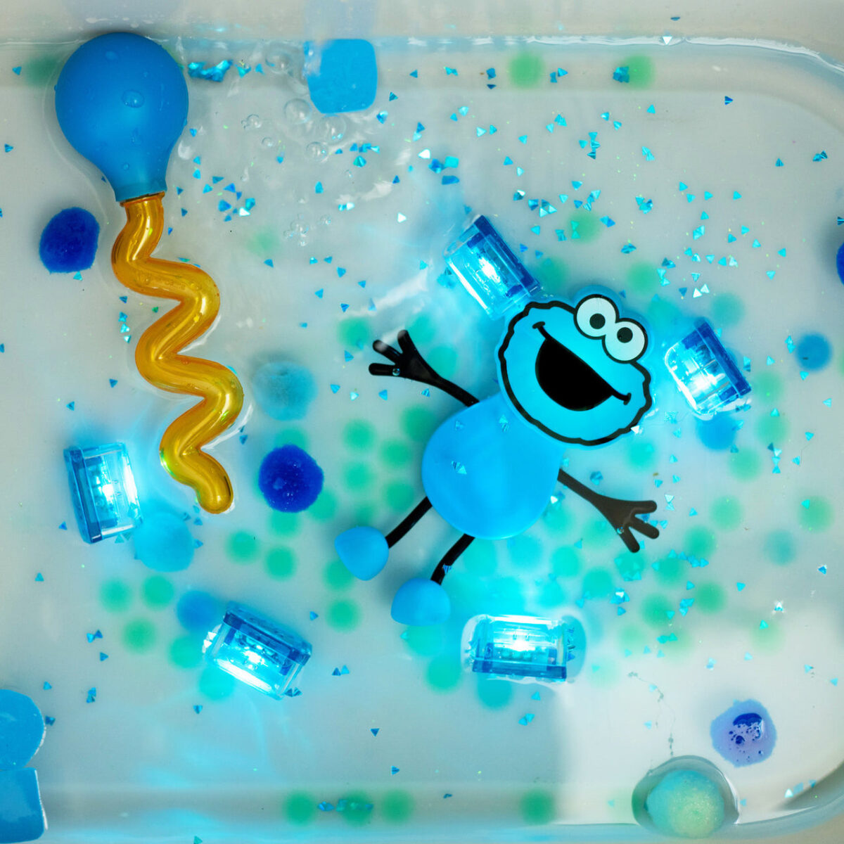 Glo Pals vannitegelane koos valguskuubikutega – Cookie Monster Glo Pals helendavad valguskuubikud - HellyK - Kvaliteetsed lasteriided, villariided, barefoot jalatsid