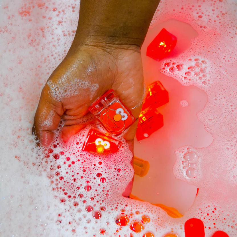 Glo Pals sensoorsed valguskuubikud vanni – Elmo Glo Pals sensoorsed valguskuubikud vanni – Elmo Glo Pals helendavad valguskuubikud - HellyK - Kvaliteetsed lasteriided, villariided, barefoot jalatsid