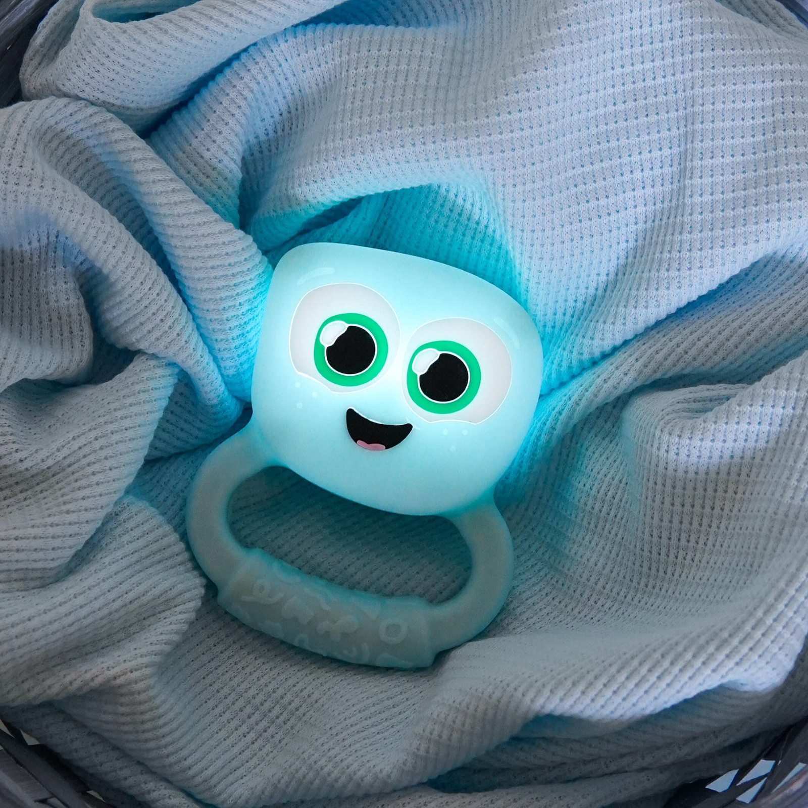 eng_pl_Glo-Pals-rattle-teether-glowing-in-the-dark-motion-activated-Blair-blue-291_7 (1)