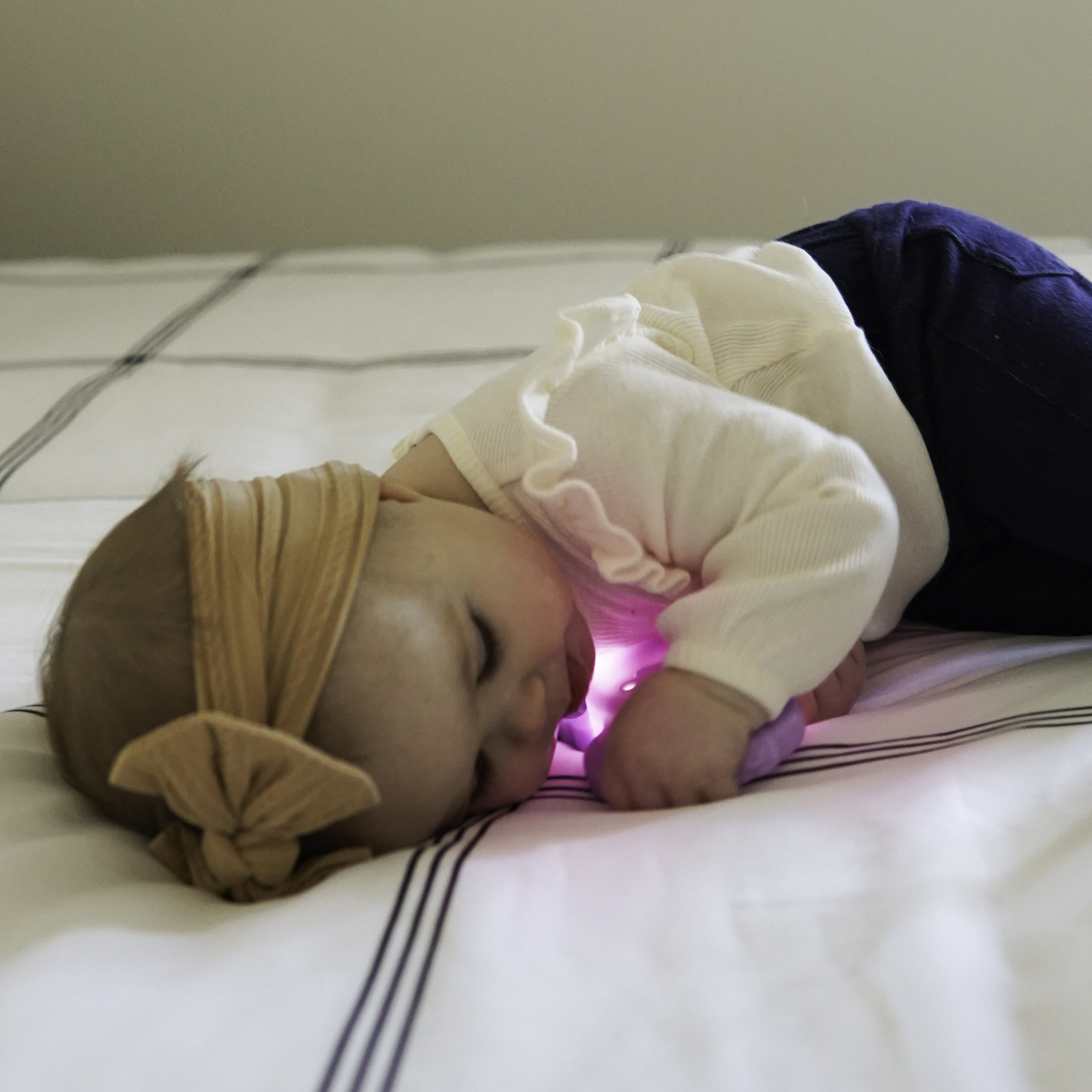 eng_pl_Glo-Pals-rattle-teether-glowing-in-the-dark-motion-activated-Lumi-purple-290_3