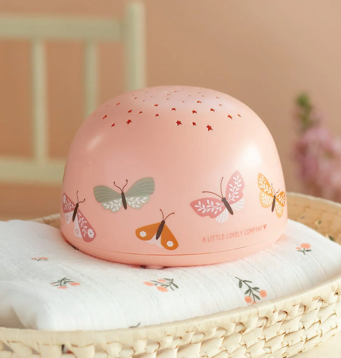 A Little Lovely Company projektor lamp, butterflies A Little Lovely Company projektor lamp, butterflies Lambid/öölambid/projektorid - HellyK - Kvaliteetsed lasteriided, villariided, barefoot jalatsid