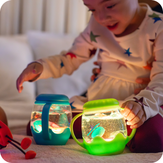 Glo Pals Sensory Play MINI, värviline valguspurk, blue Glo Pals Sensory Play MINI, värviline valguspurk, blue Glo Pals helendavad valguskuubikud - HellyK - Kvaliteetsed lasteriided, villariided, barefoot jalatsid