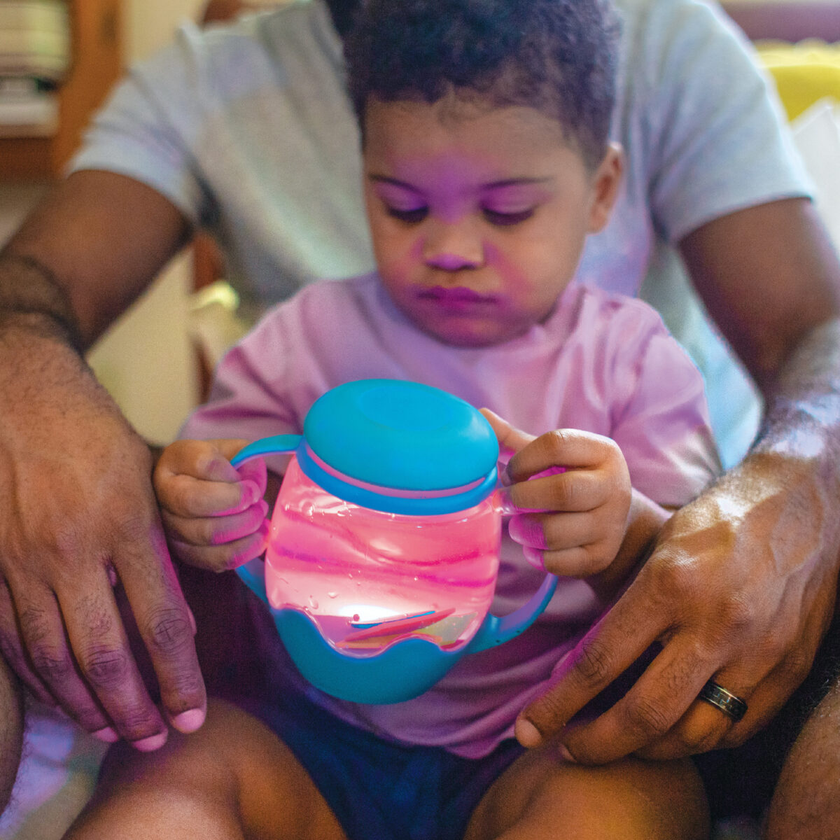 Glo Pals Sensory Play MINI, värviline valguspurk, blue Glo Pals Sensory Play MINI, värviline valguspurk, blue Glo Pals helendavad valguskuubikud - HellyK - Kvaliteetsed lasteriided, villariided, barefoot jalatsid