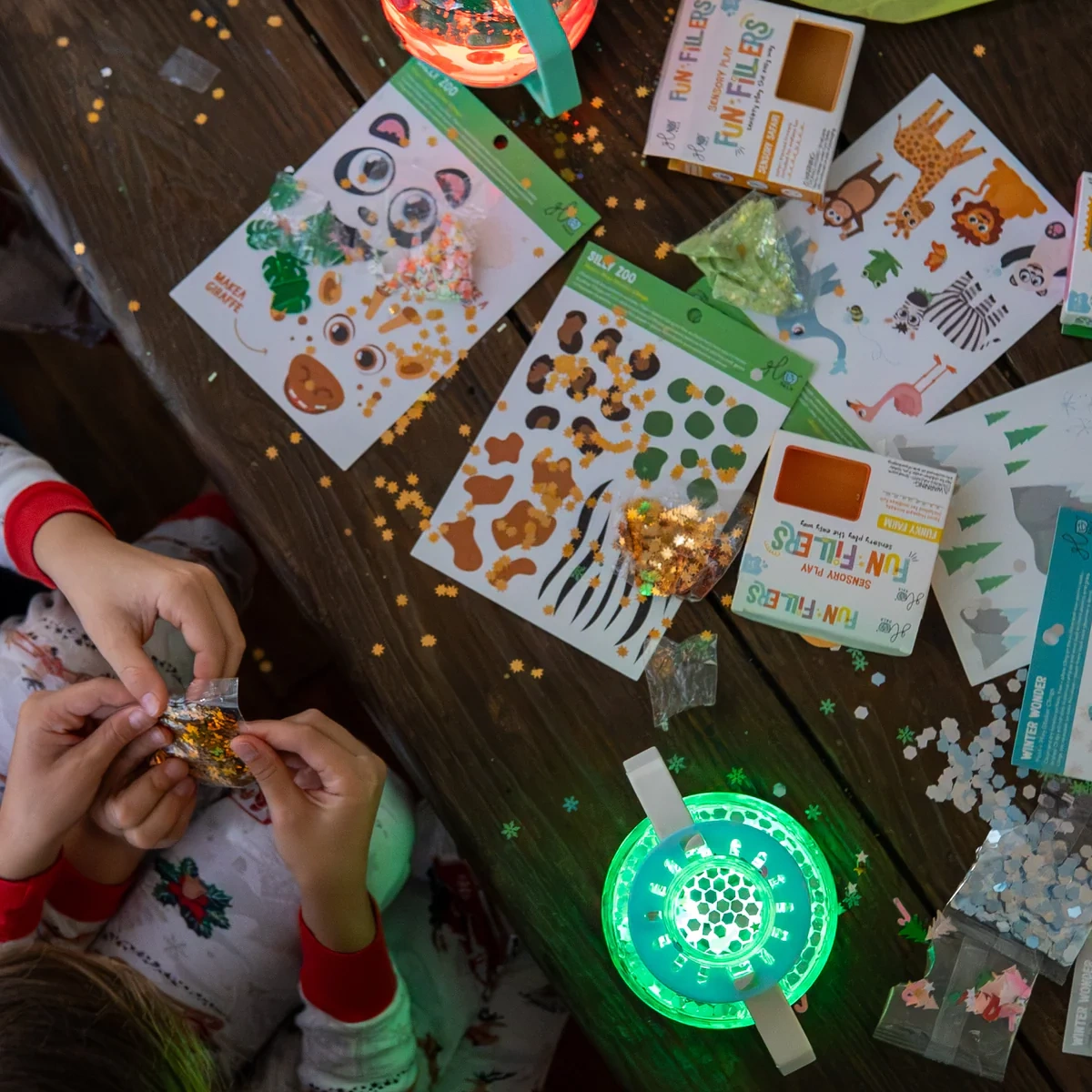 Glo Pals ABC sensoorne komplekt, sensoorne roheline purk maagiliste täiteainete ja kleebistega Glo Pals helendavad valguskuubikud - HellyK - Kvaliteetsed lasteriided, villariided, barefoot jalatsid